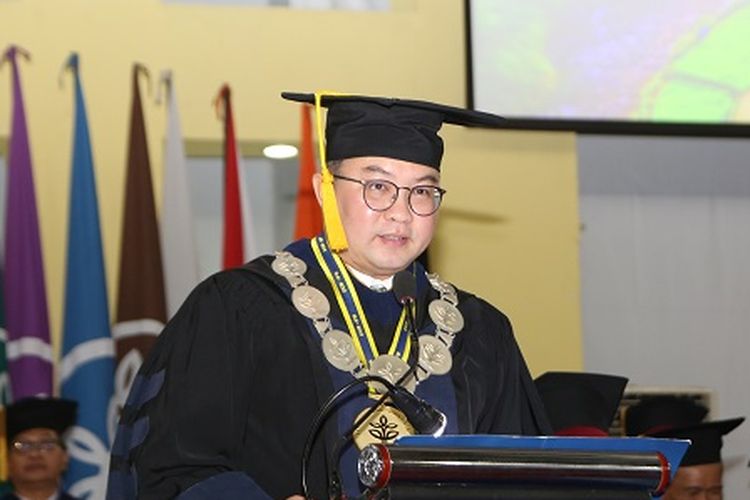 Sultan Ternate Sematkan Gelar Guru Besar Kepada Rektor IPB University