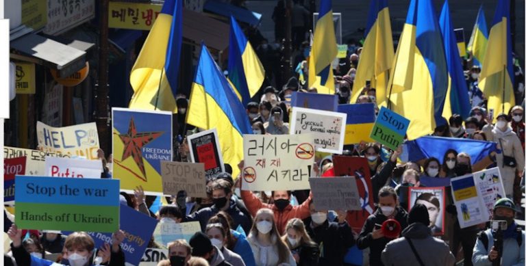 Minta Putin Hentikan Perang, Ratusan Orang di Korsel Turun ke Jalanan Seoul
