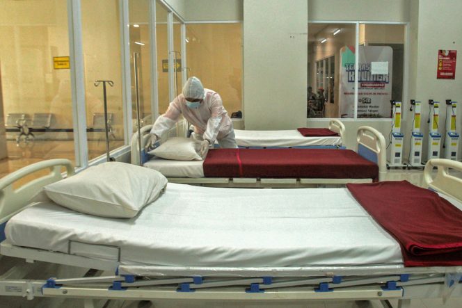 
 Petugas menyiapkan ruang isolasi bagi pasien yang terkonfirmasi positif COVID-19 di tower 8 Rumah Sakit Darurat COVID-19 (RSDC) Pademangan, Jakarta, 15 Juni 2021. (Tempo/Bogordaily.net)