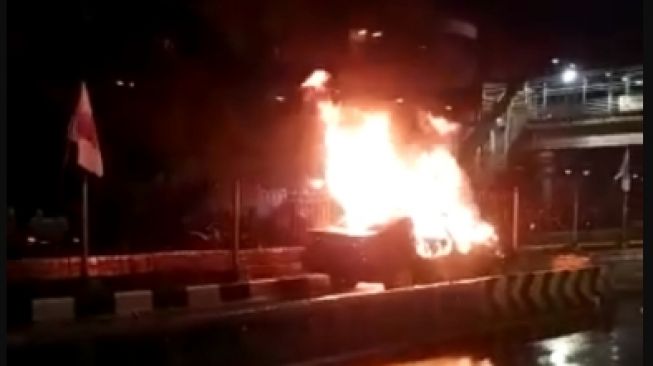 Polisi Beberkan Kronologi Terbakarnya Mobil Camry Dalam Kecelakaan Tunggal