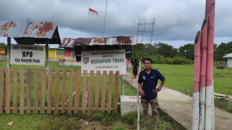 Penuh Tantangan Arungi Badai Laut, Petugas BRI Penyalur Bansos Tak Putus Asa Salurkan Bantuan di Daerah Terpencil
