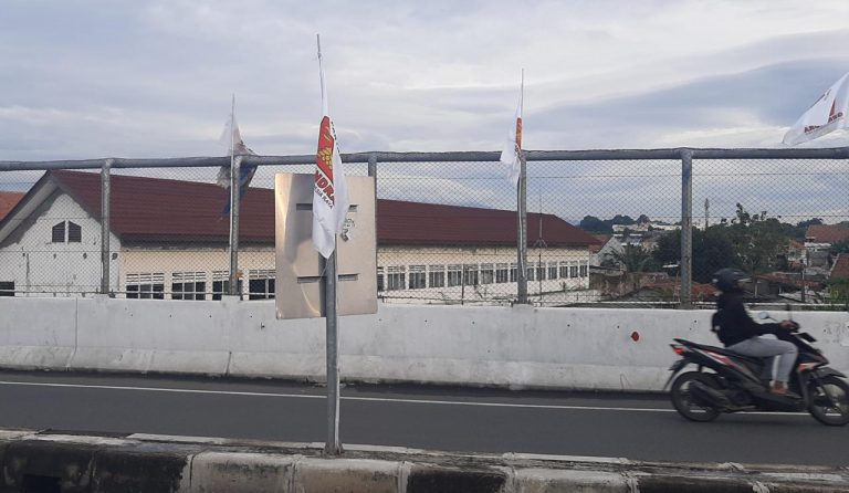 Bendera Partai Gerindra Dipasangkan di Rambu Lalu Lintas, Warga Bilang Begini