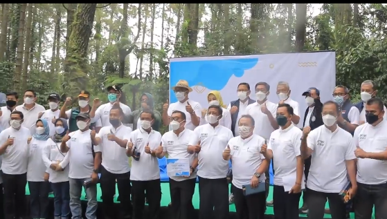 
 Gubernur Jawa Barat Ridwan Kamil bersama Bupati Bogor Ade Yasin serta 40 camat se-Kabupaten Bogor pada kegiatan 
