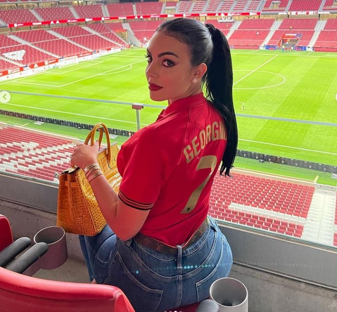 Georgina Rodriguez Berbaju Super Seksi di Stadion, Ronaldo Jadi Salah Fokus di Lapangan