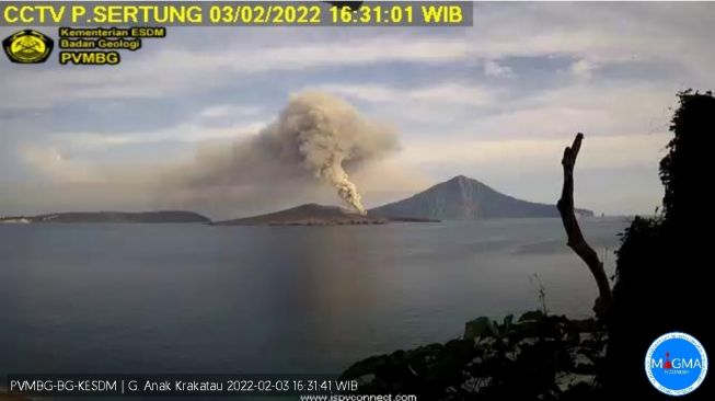 Dilarang Mendekat, Gunung Anak Krakatau Erupsi