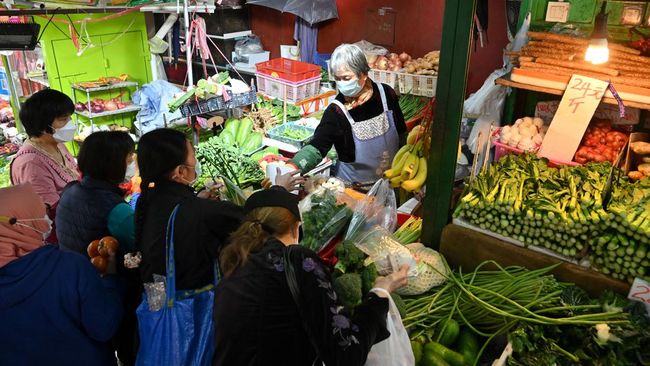 Warga Hong Kong Panic Buying hingga Timbun Makanan