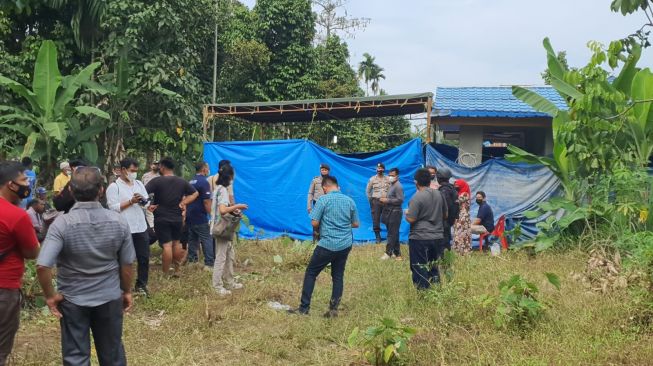 Polisi Bongkar Dua Kuburan Korban Kerangkeng Rumah Bupati Langkat