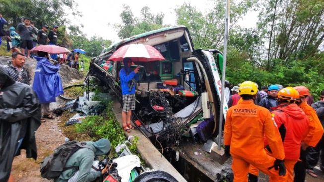Bus Pariwisata Kecelakaan, Tewaskan 13 Orang di Bantul