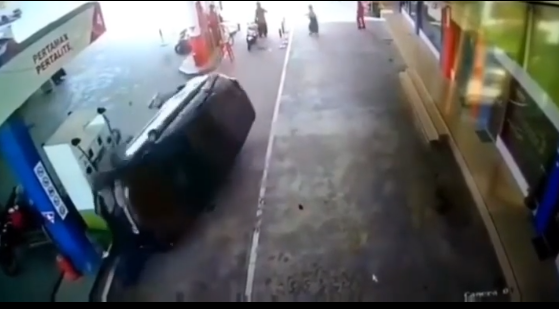 Mobil Tabrak SPBU Sampai Terguling Terekam CCTV, Videonya Viral