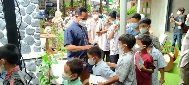 Di Tengah Pandemi, Dandim 0606/Kota Bogor Dampingi Wakasad Santuni Anak Yatim