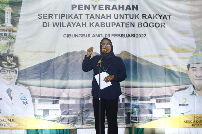 
 Bupati Bogor Ade Yasin Memberikan Program Pendaftaran Tanah Sistematis Lengkap (PTSL) Kepada Masyarakat Secara Simbolis Kepada 173 Penerima. (Irfan/Bogordaily.net)