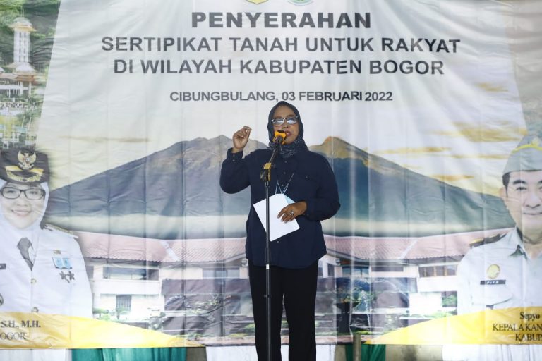 Bupati Bogor Ade Yasin, Menyerahkan Sertifikat Program PTSL Guna Meminimalkan Jumlah Sengketa Tanah