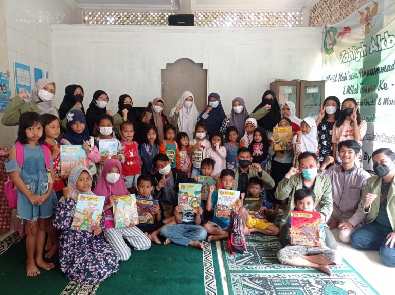30 Anak Kampung Geulis Dapat Bimbingan Belajar dari UKM Universitas Djuanda Bogor