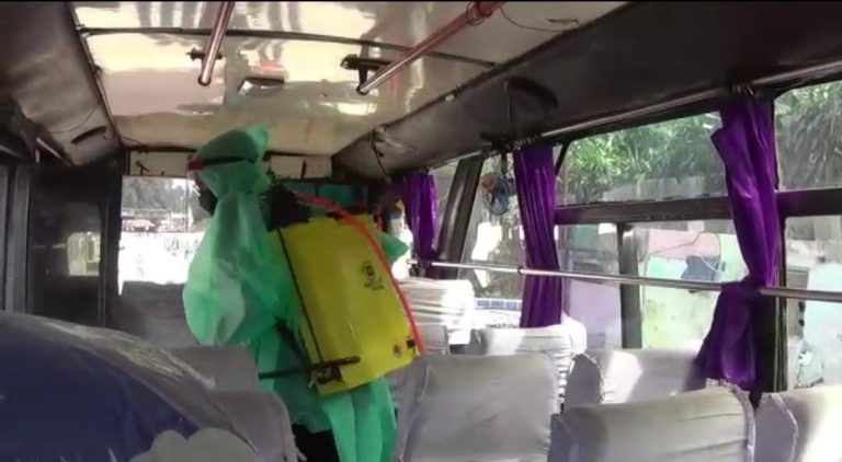 Tekan Penyebaran Covid-19, Tim Gabungan BPTJ Lakukan Penyemprotan Disinfektan ke Semua Bus Baranangsiang