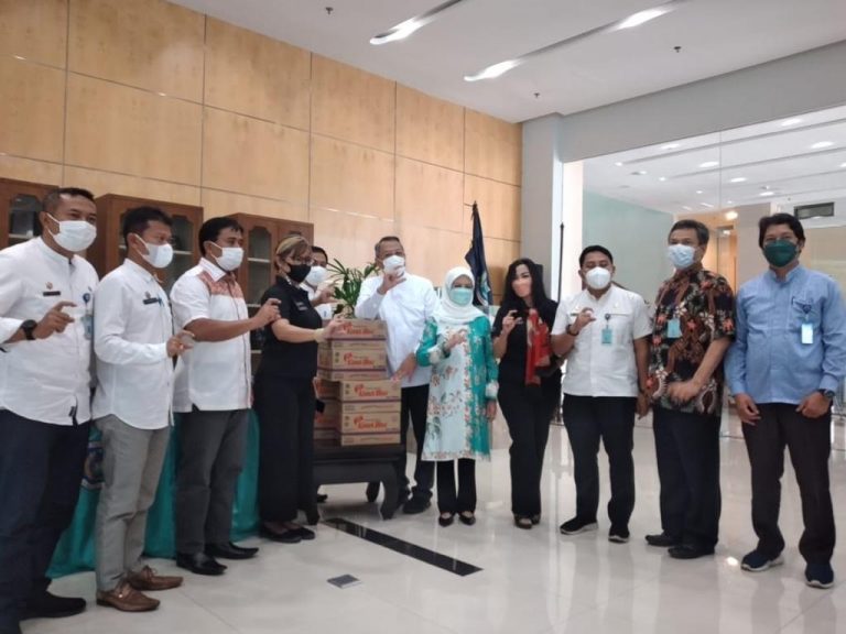 Peserta Vaksin Lansia di Kota Tangerang Selatan Dapat Minyak Goreng dari Sinar Mas Land