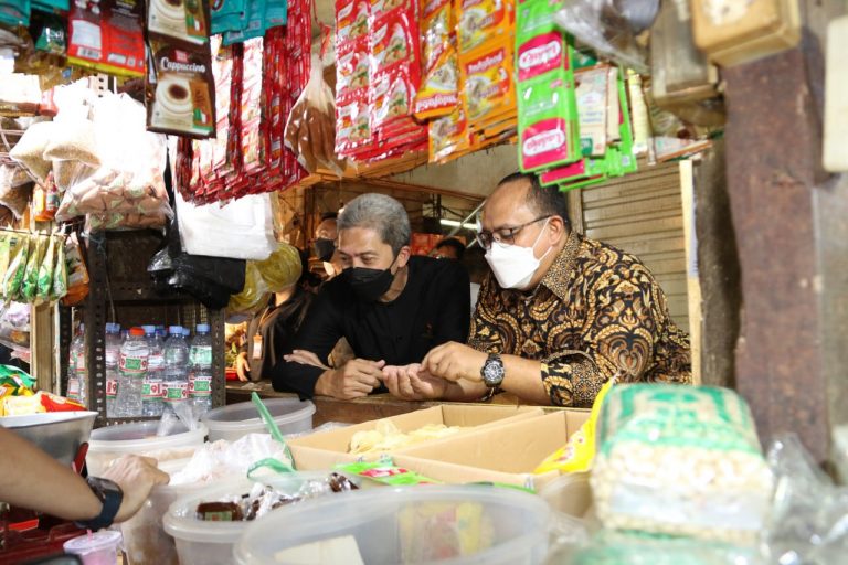 Atang Trisnanto Meninjau Langsung Kelangkaan Minyak Goreng di Pasar Bogor