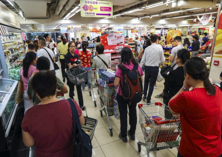 Penduduk Hong Kong Berbondong-bondong Padati Supermarket