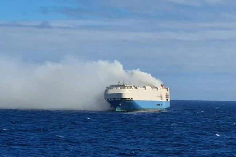 Menangis!! Kapal Kargo yang Membawa Ribuan Mobil Porsche Terbakar di Perairan Azores