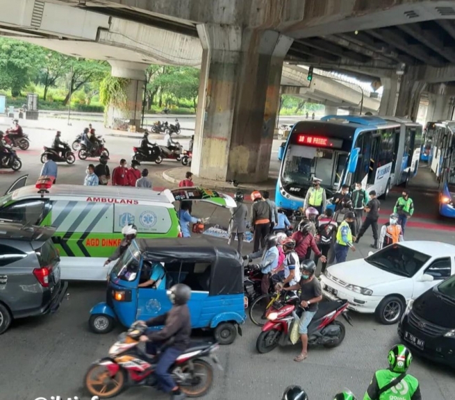 Brak! Bus Transjakarta Tabrak Pengendara Motor di Cempaka Mas