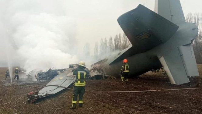 
 Pesawat militer Ukraina yang ditembak jatuh Rusia beberapa waktu lalu. (Ukrainian State Emergency Service/Handout via Reuters/CNN Indonesia/Bogordaily.net)