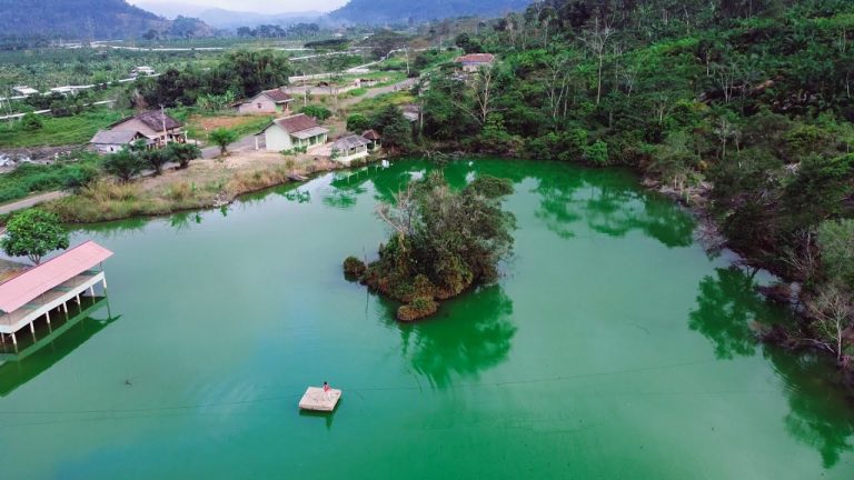 Ajaib! Air Danau Hijau Ulubelu Diyakini Bisa Sembuhkan Penyakit