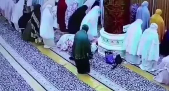 Viral! Video Wanita Maling Tas di Masjid Saat Salat Berjamaah