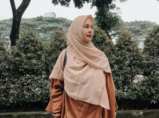 Pangling Pakai Hijab Syar’i, Paula Verhoeven: Udah Cocok Gak Nih?