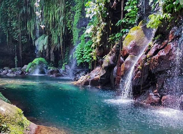 Berkelana Menikmati Keindahan Green Stone Waterfall di Baturraden