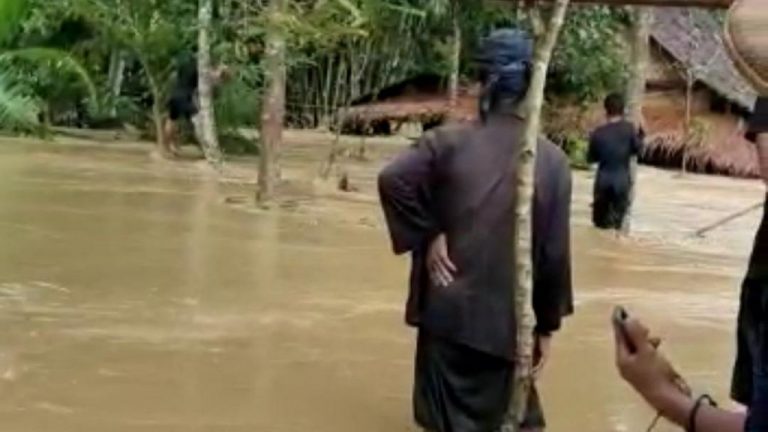 Kawasan Badui Diterjang Banjir dan Tanah Longsor, Akibat Hujan Lebat Disertai Angin