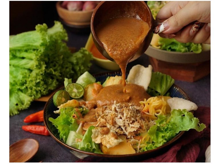 Rujak Juhi Khas Betawi dengan Suwiran Cumi Kering, Mulai Langka