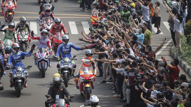 Ratusan Warga Hingga Ojol, Padati Bundaran HI Demi Melihat Langsung Parade Pebalap MotoGP