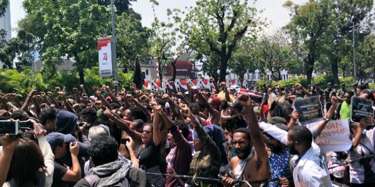 Aksi Demo Mahasiswa Papua di Kantor Kemendagri, Berjalan Ricuh