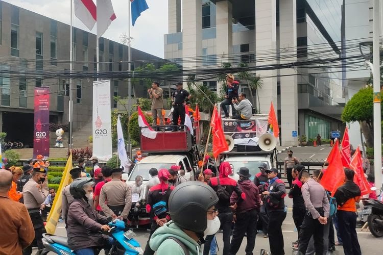 Buruh dan Petani Gelar Demo di Depan Kantor Kemendag, Turunkan Harga Minyak Goreng