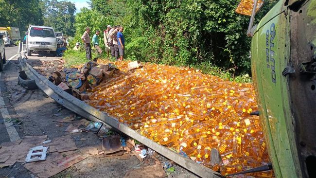Waduh! Geger Video Truk Muatan 8 Ton Minyak Goreng Terguling di Lampung
