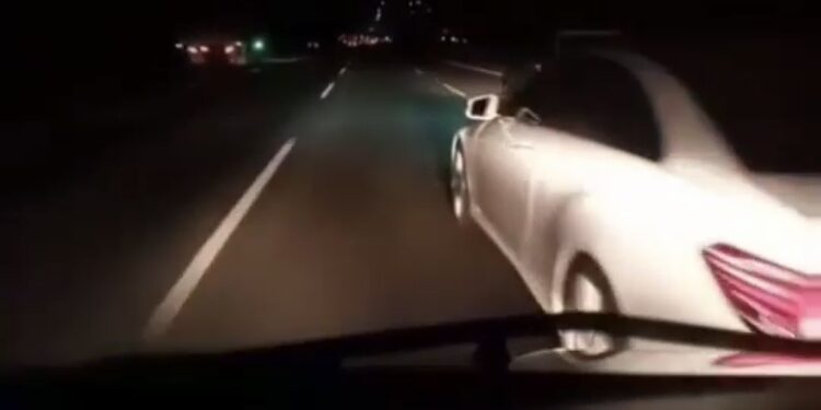 Netizen Kecam Mobil Mercy yang Halangi Jalan Ambulance Bawa Pasien Melahirkan