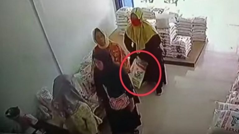 Viral! Ibu-ibu Bermobil Tertangkap Kamera Sedang Mencuri Beras di Sebuah Toko