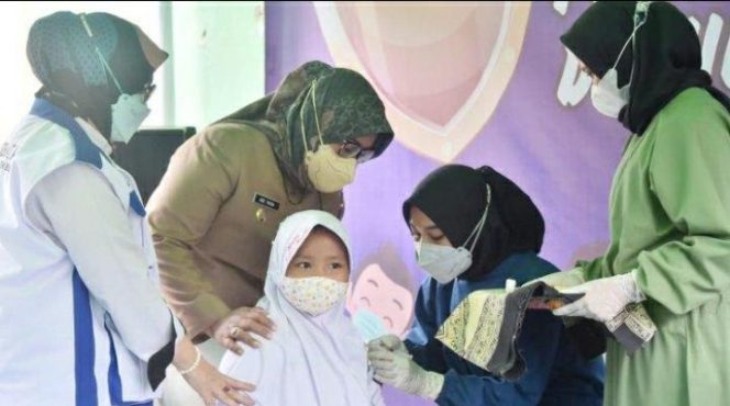 
 Bupati Bogor Ade Yasin saat meninjau vaksinasi anak di Cariu, Kabupaten Bogor. (Irfan/Bogordaily.net)