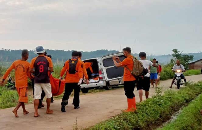 
 Petugas mengevakuasi jasad korban yang hanyut di Sungai Cipamingkis.(Irfan/Bogordaily.net)