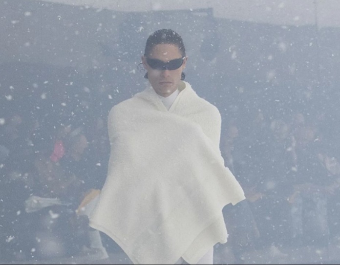 Unik! Balenciaga Hadirkan Badai Salju di Fashion Shownya