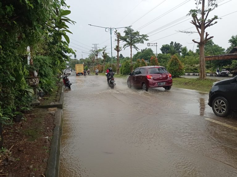 Duh! Jalan R3 Bogor Sering Tergenang hingga Banjir, Pengendara Motor Jadi Korban
