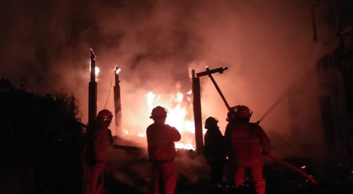 Kebakaran Hanguskan Pabrik Pembuatan Gazebo di Megamendung