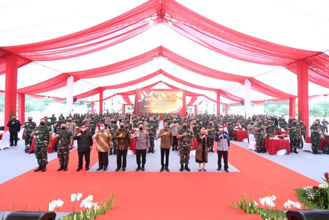 
 Presiden Jokowi didampingi Sekretaris Kabinet Pramono Anung beserta sejumlah pejabat negara menghaidri Rapim TNI-Polri Tahun 2022. (BPMI Setpres/Bogordaily.net)