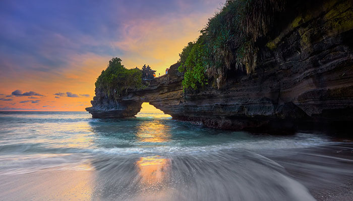 Pura Batu Bolong Tempat Sembahyang Umat Hindu, yang Jadi Destinasi Wisata di Lombok