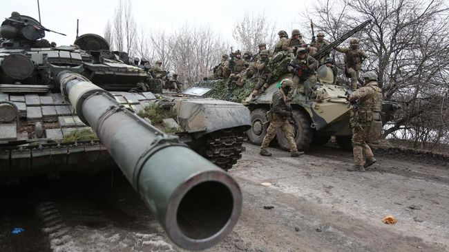 
 Ilustrasi. Situasi yang terjadi saat invasi Rusia terhadap Ukraina.(AFP/Anatolii Stepanov/CNN Indonesia/Bogordaily.net)