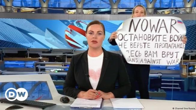 Waduh! Pengunjuk Rasa Sabotase Siaran Langsung TV Pemerintah Rusia