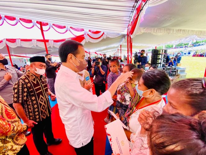 
 Presiden Jokowi saat meninjau program percepatan penurunan stunting di Desa Kesetnana, Kabupaten Timor Tengah Selatan (TTS), Kamis, 24 Maret 2022. 