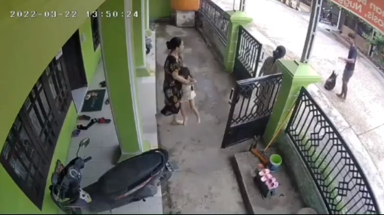 Viral Bocah Jadi Korban Pelecehan Seks Terekam CCTV di Teras Rumah, Warganet: Biadab Banget!