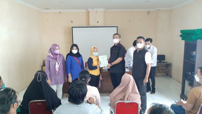 
 Penyerahan Sertifikat Dari Program PTSL  Disaksikan Wakil Ketua II DPRD Kota Bogor Dadang Danubrata. (Heri/Bogordaily.net)