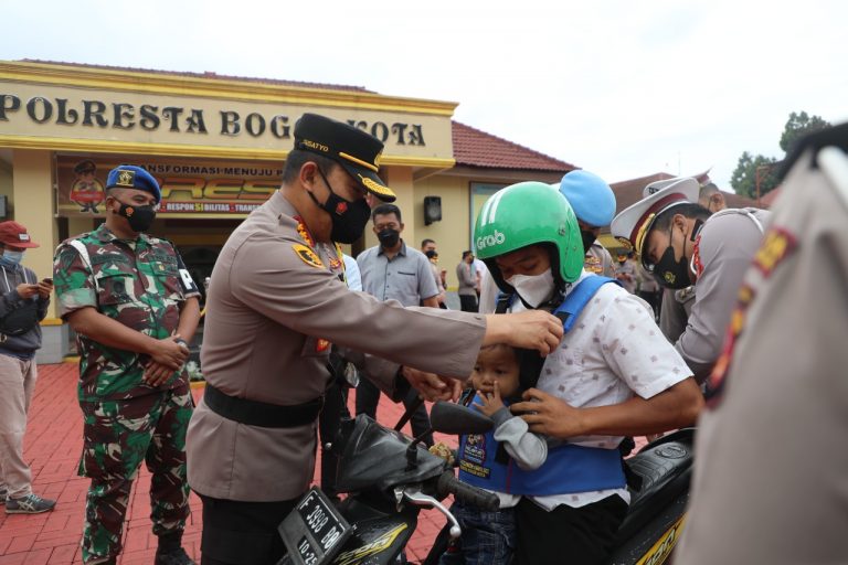 Satlantas Polresta Bogor Kota Bagikan Sabuk Keselamatan Bagi Masyarakat