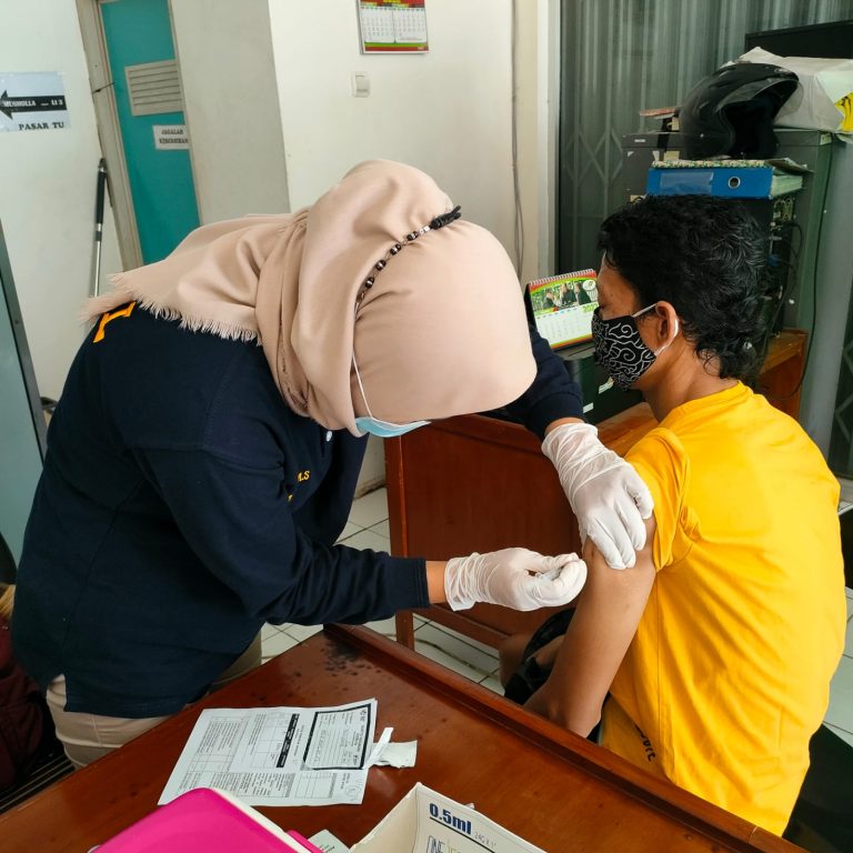 Polresta Bogor Kota Bersama Pasar Pakuan Jaya Adakan Vaksinasi Booster Bagi 116 Pedagang Pasar Tekum